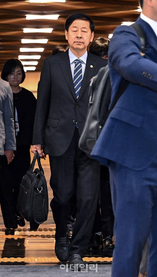 [이데일리 방인권 기자] 한미간 ‘2+2 통상협상’을 위해 미국으로 출국하려던 구윤철 부총리 겸 기재부 장관이 24일 인천국제공항에서 출국 직전 취소 소식을 듣고 인천공항 2터미널을 나서고 있다.