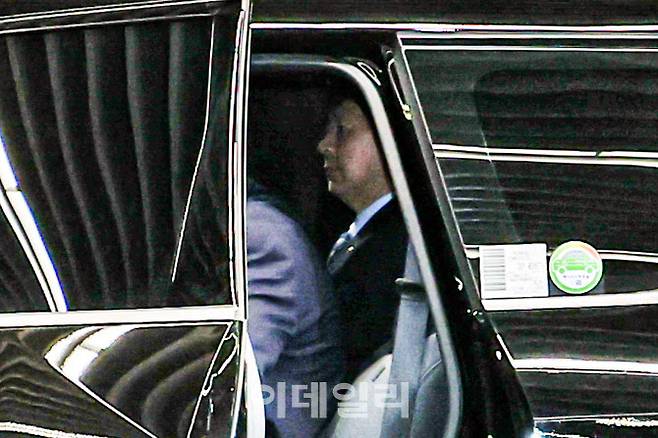 [이데일리 방인권 기자] 한미간 ‘2+2 통상협상’을 위해 미국으로 출국하려던 구윤철 부총리 겸 기재부 장관이 24일 인천국제공항에서 출국 직전 취소 소식을 듣고 인천공항 2터미널을 나서고 있다.