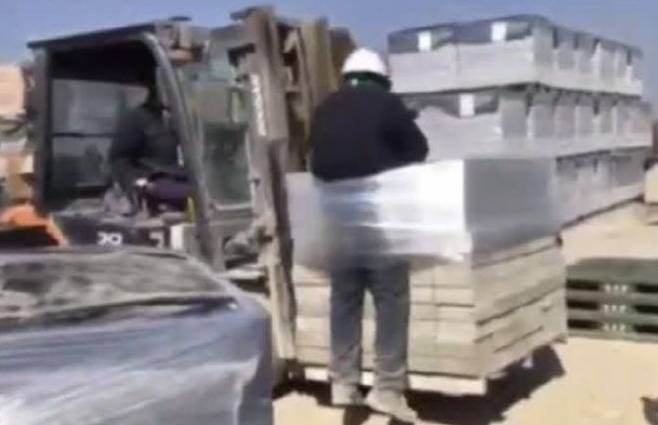 전라남도 나주시의 한 벽돌 생산공장에서 스리랑카 출신 이주노동자가 지게차 화물에 묶인 채 들어올려지는 영상이 공개돼 논란이 일고 있다. (사진=전남이주노동자네트워크)