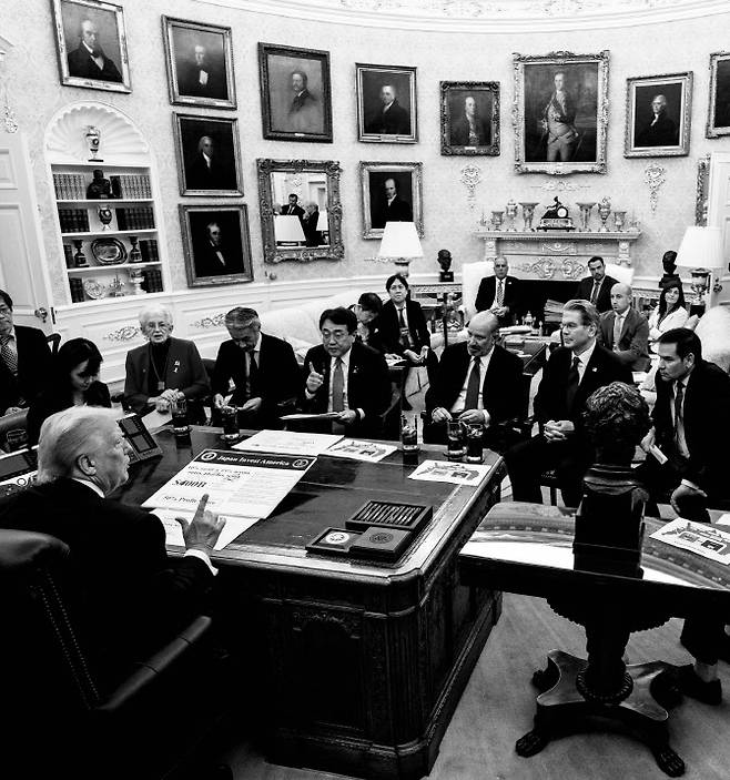 백악관 부비서실장 댄 스커비노가 자신의 소셜미디어에 게시한 미일 무역합의 현장 사진