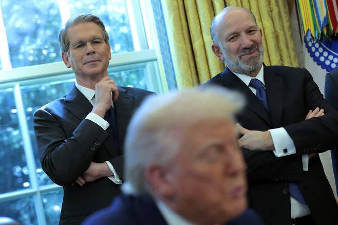 도널드 트럼프 미국 대통령이 백악관 집무실에서 행정명령에 서명하는 가운데 스콧 베센트 재무장관(오른쪽)과 하워드 러트닉 상무장관이 이를 지켜보고 있다.(사진=AFP)