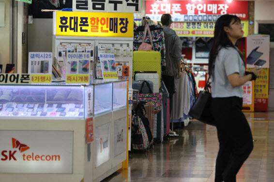 22일 이동통신 단말기 유통 시장을 규제해온 ‘이동통신 단말장치 유통구조 개선에 관한 법률’(단통법)이 폐지됐다. 이동통신사의 단말기 지원금 공시 의무가 사라지고 공시지원금의 15% 한도로 제한됐던 추가지원금 상한도 없어진다. 사진은 이날 서울 시내 휴대전화 판매점 모습.(사진=연합뉴스)