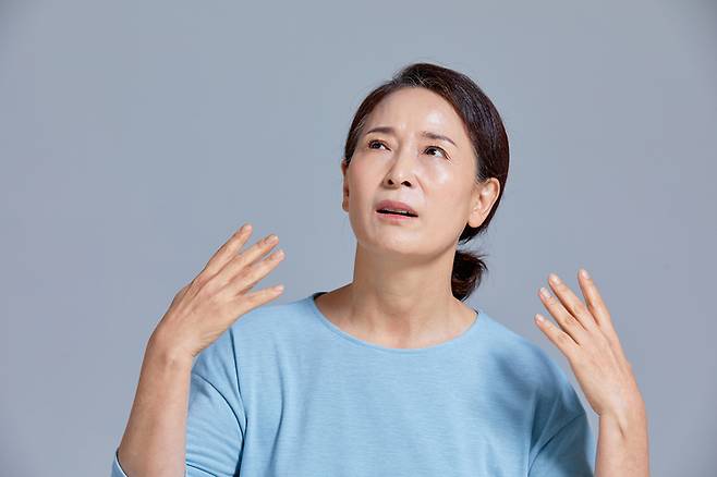 갱년기 여성들은 여름처럼 기온과 습도가 높을 때는 체온 조절이 어렵고, 땀과 열감이 심해지기 쉽다. [사진= 게티이미지뱅크]