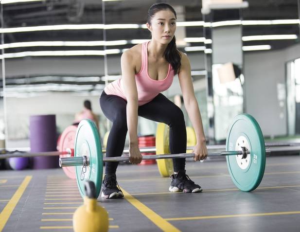 암 환자에게 적당한 운동은 어떤 수준일까. 유방암 진단을 받은 미국의 20대 여성 역도선수가 고강도 및 중간 강도 운동으로 힘든 항암요법을 잘 이겨낸 사례가 학계에 보고됐다. 사진은 늘씬하고 예쁜 여성이 웨이트리프팅(역도)을 하고 있는 모습.[사진=게티이미지뱅크]