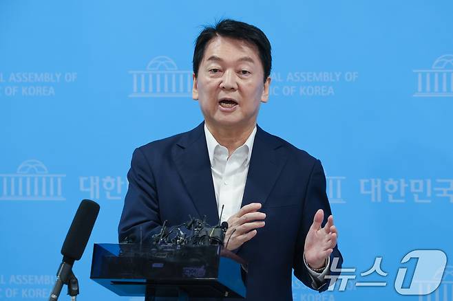 안철수 국민의힘 의원이 21일 오전 서울 여의도 국회 소통관에서 현안 기자회견을 마친 뒤 취재진 질문에 답하고 있다. 2025.7.21/뉴스1 ⓒ News1 안은나 기자