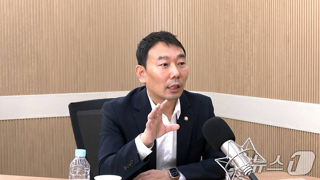 김용민 더불어민주당 의원이 24일 뉴스1TV '팩트앤뷰'에 출연해 질문에 답하고 있다.