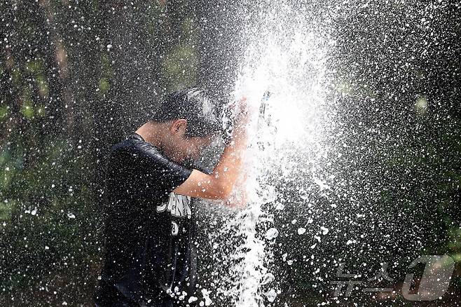 14일 광주 북구 일곡 제1근린공원 내 바닥분수에서 초등학생들이 물놀이를 하며 더위를 식히고 있다. (광주 북구 제공. 재판매 및 DB 금지) 2025.7.14/뉴스1 ⓒ News1 최성국 기자