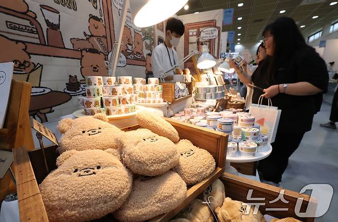 24일 서울 강남구 삼성동 코엑스에서 열린 서울일러스트레이션페어vol.19를 찾은 관람객들이 전시장을 둘러보고 있다. 2025.7.24/뉴스1 ⓒ News1 김성진 기자
