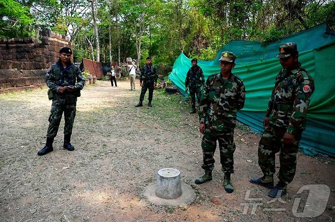 캄보디아 군인(우측)과 태국 군인이 2025년 3월 26일 국경 분쟁지역인 프라삿 타 무엔 톰(프라삿 탄 무엔 톰)에서 경계 근무를 서고 있다. ⓒ AFP=뉴스1 ⓒ News1 최종일 선임기자