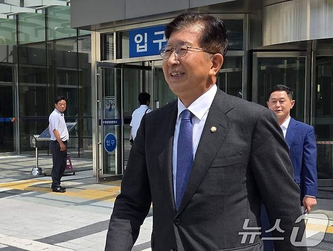 제22대 국회의원 선거 당시 '재산 축소 의혹'으로 재판에 넘겨진 이상식 더불어민주당 의원(경기 용인갑)이 24일 오후 경기 수원시 영통구 수원지방법원에서 열린 2심 선고공판을 마치고 나오고 있다.2025.7.24/뉴스1 ⓒ News1 배수아 기자