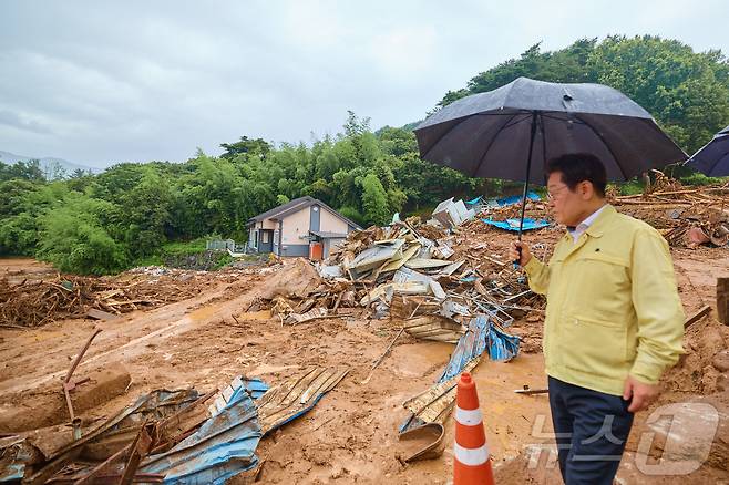 이재명 대통령이 지난 21일 기록적인 폭우가 쏟아진 경남 산청군 산청읍 부리마을에서 피해 상황을 점검하고 있다. (이재명 대통령 SNS. 재판매 및 DB 금지) 2025.7.22/뉴스1 ⓒ News1 이재명 기자