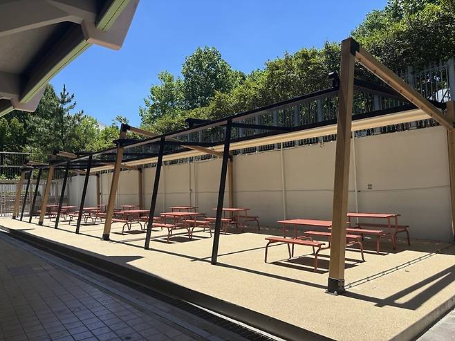 부산 사직구장 에어바운스존에 설치된 관중 쉼터. 사진 | 롯데 자이언츠