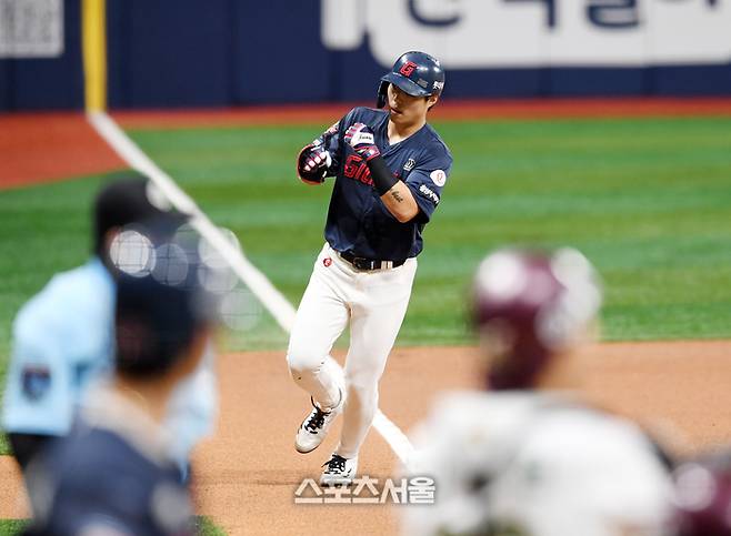 롯데 고승민이 홈런을 친 뒤 세리머니를 펼치고 있다. 고척 | 박진업 기자 upandup@sportsseoul.com
