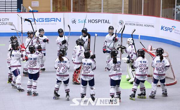 24일 충북 제천 세명대학교 세명체육관에서 치러진 '제20회 아시아 롤러스케이팅 선수권대회' 인라인하키 여자 시니어 종목 한국 선수들이 경기 전 의지를 다치고 있다. /사진(제천)=강명호 기자