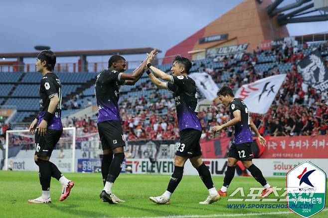 On July 6, a year ago, Lim Chang -woo's goal ceremony against Seoul, Lim Chang -woo, scored a cannon Al Wonder Goal and led a three -to -two victory. Photo courtesy of Korea Professional Football Federation
