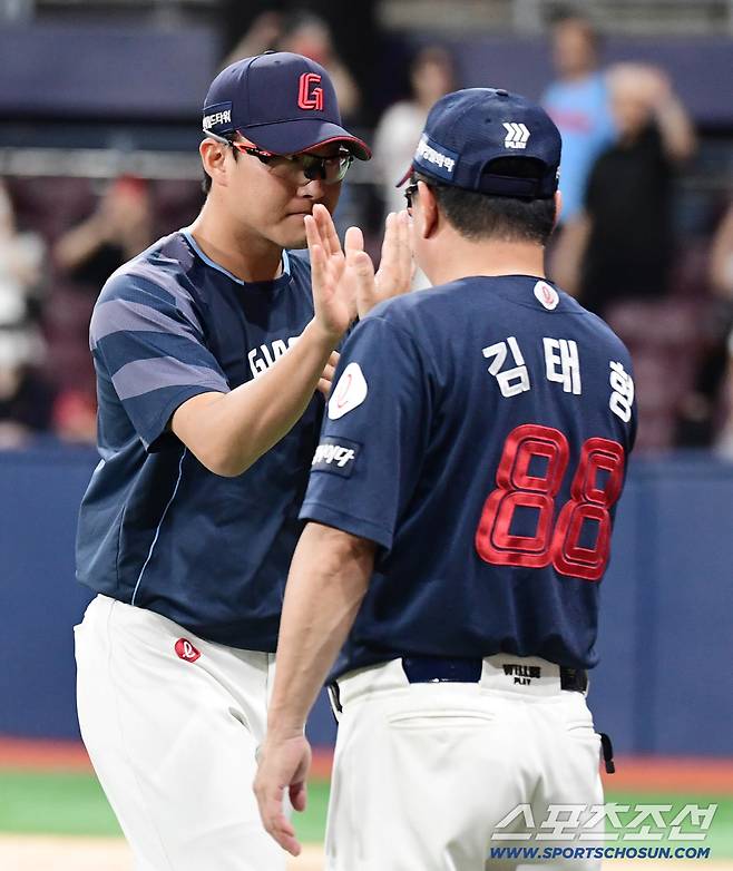 23일 서울 고척스카이돔에서 열린 키움과 롯데의 주중 3연전 두 번째 경기. 롯데가 키움에 승리했다. 경기 종료 후 박세웅과 하이파이브를 나누고 있는 김태형 감독. 고척=송정헌 기자songs@sportschosun.com/2025.07.23/