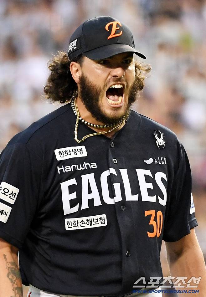 24일 잠실구장에서 열린 두산 베어스와 한화 이글스의 경기. 5회말 2사 3루 한화 선발 폰세가 두산 양석환을 3루 땅볼 처리한 뒤 포효하고 있다. 잠실=박재만 기자 pjm@sportschosun.com/2025.07.24/