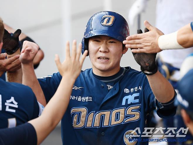 3일 대전 한화생명볼파크에서 열린 NC-한화전. 1회초 1사 1, 3루 박민우가 더블 스틸을 시도해 득점 후 환영받고 있다. 대전=정재근 기자 cjg@sportschosun.com/2025.7.3/