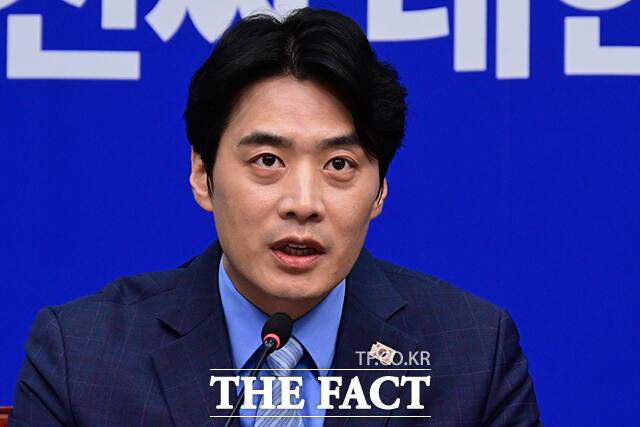 한준호 민주당 정치검찰 조작기소 대응TF 단장은 "그간 검찰이 벌인 억지 기소를 바로잡아야 한다"며 "정치검찰 만행을 발본색원해 검찰이 찬탈한 권력을 국민에게 돌려주겠다"고 강조했다./남윤호 기자