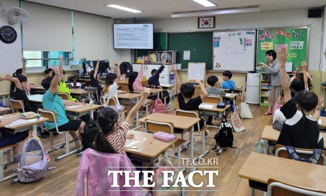하안북초등학교에서 '초등학생 치매파트너' 양성 교육을 진행하고 있다. /광명시