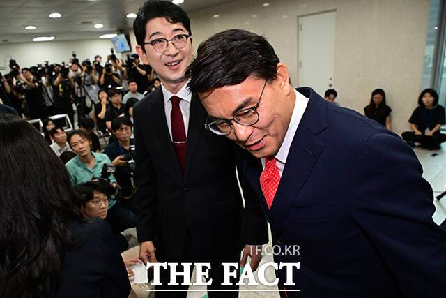 주 의원을 격려한 윤상현 의원이 기자회견장으로 발걸음을 돌리고 있다.