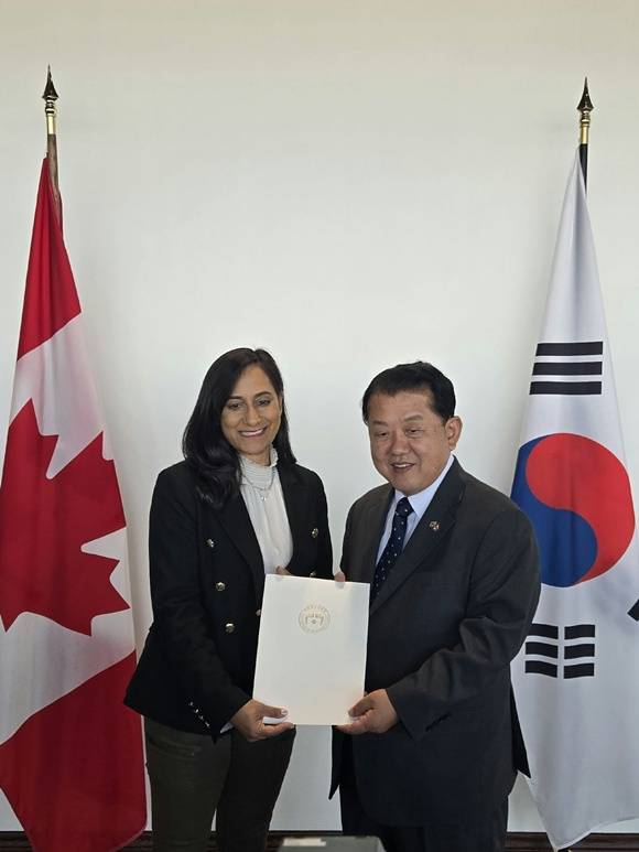 외교부는 김병주 더불어민주당 의원을 단장으로 하는 대통령 특사단이 23~24일(현지시간) 캐나다의 수도 오타와를 방문했다고 밝혔다. 사진 왼쪽부터 아니타 아난드 캐나다 외교장관과 김 단장. /외교부