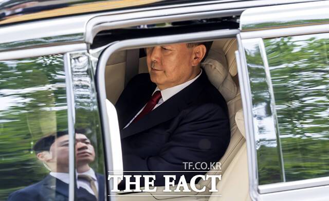 윤석열 전 대통령이 건강 악화를 이유로 내란 혐의 재판에 불출석했다. 윤 전 대통령이 지난 9일 서울 서초구 서울중앙지법에서 열린 직권남용 등 혐의 구속영장실질심사에 출석하기 위해 법원에 도착해 하차를 기다리고 있다. /사진공동취재단