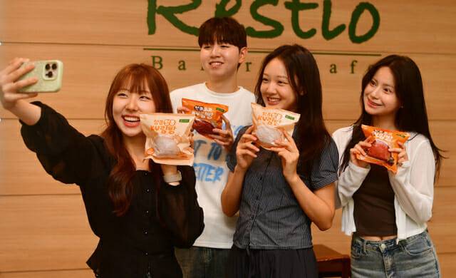 건국대 학생들이 'KU림빵'을 들고 셀카를 찍고 있다.