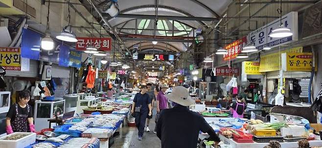24일 오전 광주 서구 양동시장에서 손님들이 물건을 구경하고 있다. 민찬기 기자