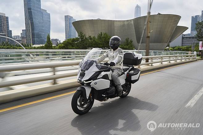 BMW 뉴 R 1300 RT는 자동 변속 시스템을 통해 주행 편의성을 향상시켰다(출처: BMW 모토라드)