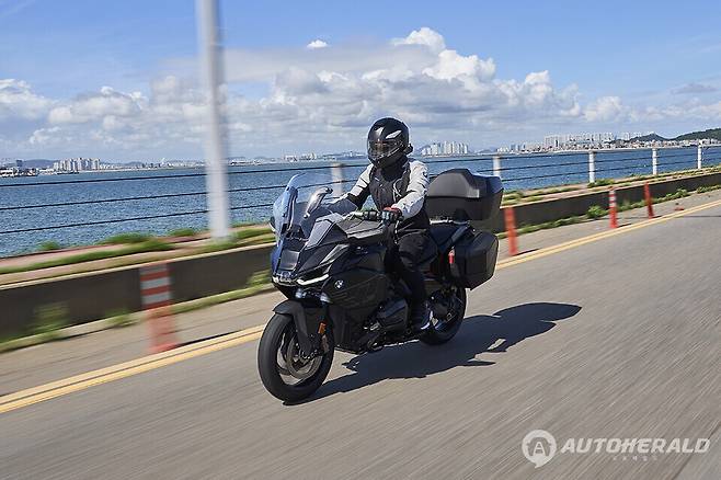 BMW 뉴 R 1300 RT는 실용성과 편의성을 향상시키는 다양한 신사양이 추가됐다(출처: BMW 모토라드)