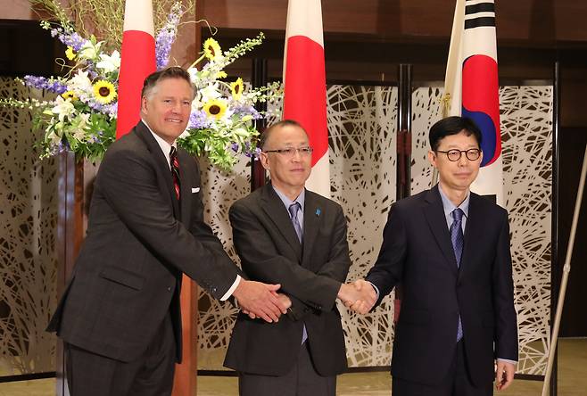 지난 18일 일본 도쿄 외무성 이쿠라공관에서 열린 한미일 외교차관 협의회에 앞서 박윤주 외교부 1차관(오른쪽)과 크리스토퍼 랜도 미국 국무부 부장관(왼쪽), 후나코시 다케히로 일본 외무성 사무차관이 악수하고 있다./연합뉴스