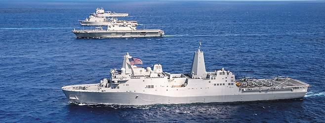 美·호주 합동훈련에 참가한 한국 해군 - 지난 20일 호주 북동부 해상에서 열린‘탈리스만 세이버’연합 훈련에 우리나라 해군 마라도함과 미국·호주의 함정이 해상 훈련을 하고 있다. 호주·미국이 격년으로 실시하는 최대 규모 합동 훈련인 탈리스만 세이버 훈련에 올해는 한국·미국·호주·영국·일본 등 19국 병력 3만여 명이 참가했다. /해군