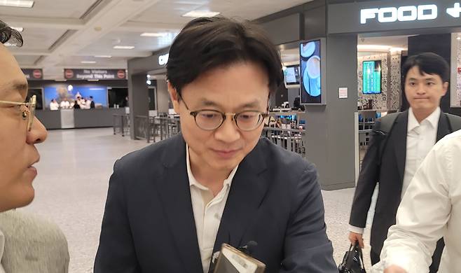 내달 1일(현지시간) 미국의 상호관세 발효를 앞두고 23일 미국을 찾은 김정관 산업통상자원부 장관이 워싱턴DC 인근 덜레스 공항을 통해 미국으로 입국하고 있다. /연합뉴스