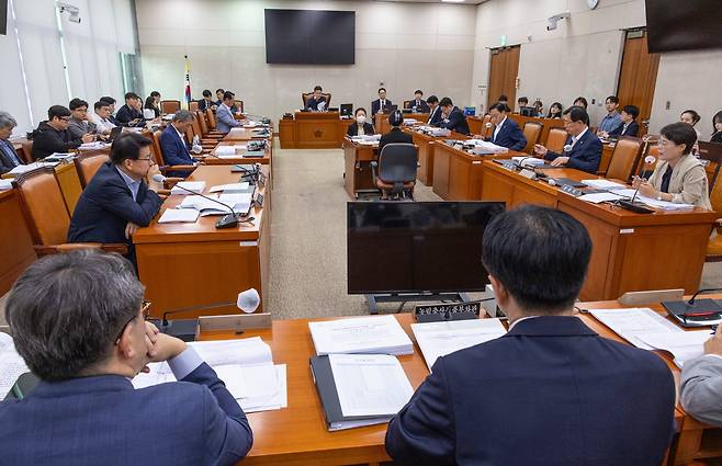 24일 국회에서 농림축산식품해양수산위원회 법안심사소위원회가 열리고 있다./연합뉴스