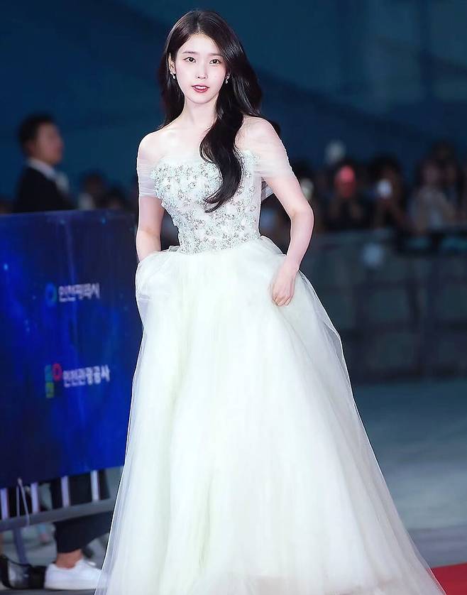 넷플릭스 오리지널 시리즈 '폭싹 속았수다'로 여우주연상을 수상한 아이유. 엔조최재훈의 튤 드레스를 입었다.