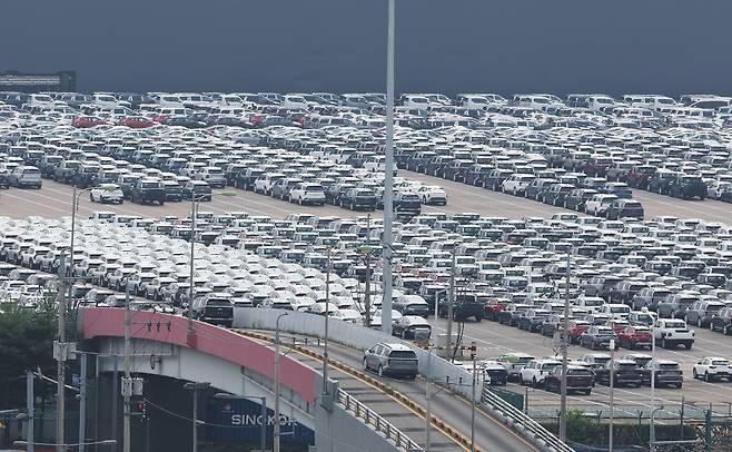 지난 7일 경기도 평택항에 수출용 자동차가 세워져 있다. /연합뉴스