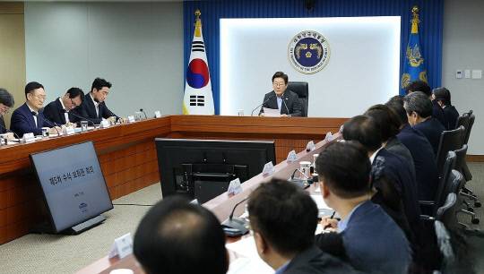 이재명 대통령이 24일 서울 용산 대통령실 청사에서 열린 5차 수석·보좌관 회의를 주재하고 있다. 연합뉴스
