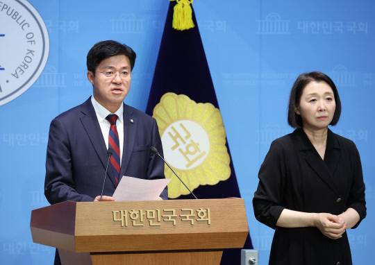 더불어민주당 박상혁 수석대변인이 지난달 26일 서울 여의도 국회 소통관에서 '정치검찰 조작 기소 진상규명을 위한 TF' 발족 관련 브리핑을 하고 있다. 연합뉴스