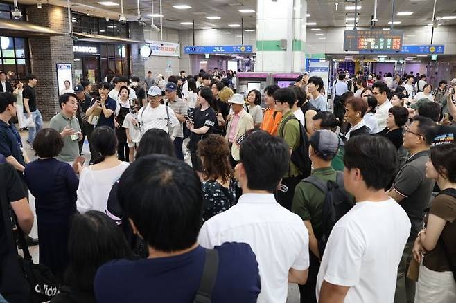 안철수 국민의힘 당대표 후보가 23일 수원역 문화광장에서 '철수형은 듣고 싶어서' 토크쇼를 진행하고 있다. ⓒ안철수 의원실