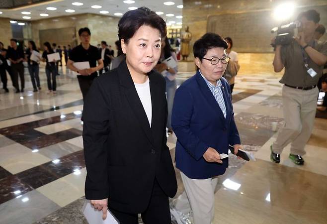 윤희숙 국민의힘 혁신위원장이 23일 국회에서 열린 비공개 의원총회에 참석하고 있다. 오른쪽은 임이자 의원 ⓒ뉴시스