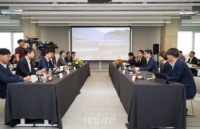 24일 네이버 각 세종 AI 데이터센터에서 관련 업계, 학계 등이 참석한 가운데 현장 간담회에서 배경훈 과학기술정보통신부 장관이 발언을 하고 있다. ⓒ과학기술정보통신부