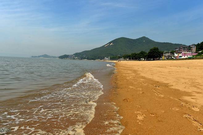 인천 강화군 화도면 동막해변 전경. 최근 ‘북한 핵 폐수 방류로 인한 서해 오염’이라는 근거 없는 의혹이 확산하면서, 강화도 관광객의 발길이 눈에 띄게 줄고 있다. 인천 강화군 제공