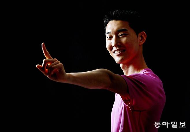 언제나 1등을 꿈꾸는 우상혁이 22일 충북 진천선수촌에서 손가락 한 개를 들어 보이며 환한 미소를 짓고 있다. 지난해 파리 올림픽에서 7위에 그쳐 눈물을 흘린 우상혁은 올해 출전한 모든 국제대회에서 우승하며 부활에 성공했다. 진천=양회성 기자 yohan@donga.com