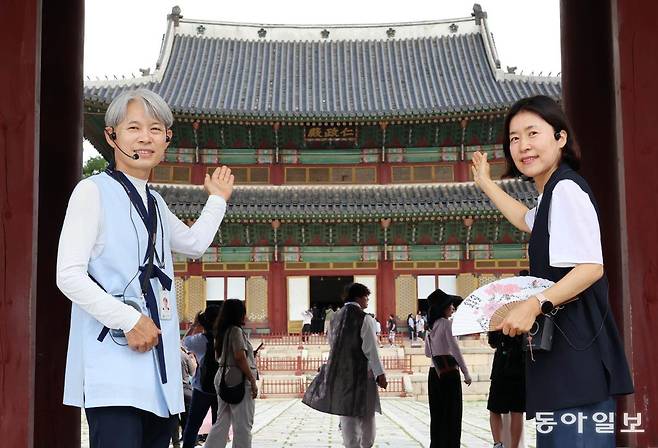 창덕궁의 베테랑 해설사인 천대중(왼쪽) 성현희 씨는 “궁궐을 집처럼 다니면서 나무 한 그루, 꽃 한 송이까지 눈여겨보게 됐다”고 했다. 수령 750년이 넘은 궐내각사 향나무는 “2010년 태풍 곤파스로 윗부분이 잘린 뒤 ‘동궐도’ 속 모습과 똑같아졌다”고 설명했다. 전영한 기자 scoopjyh@donga.com