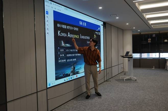 인공위성에 대해 설명하는 최상현 연구원. 어린이과학동아 제공