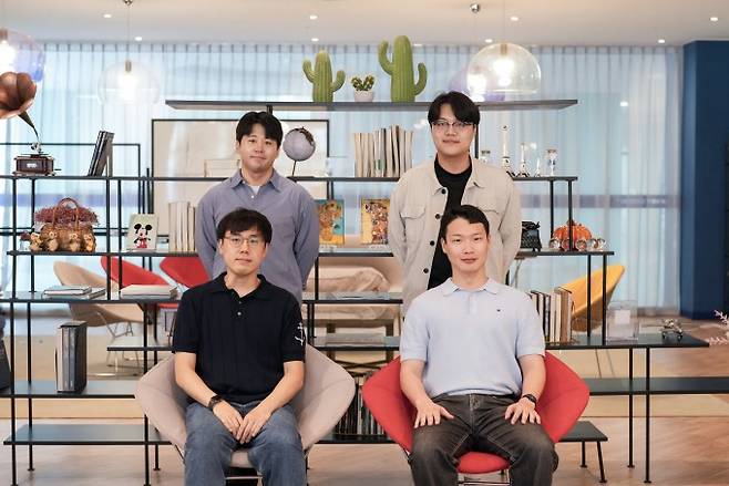 왼쪽 아래부터 반시계 방향으로 주경돈 UNIST 인공지능대학원 교수, 조경수 연구원, 순동현 연구원, 강창우 연구원. UNIST 제공