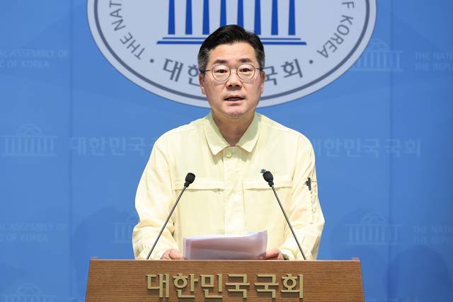 더불어민주당 대표 후보인 박찬대 의원이 24일 국회 소통관에서 검찰개혁 등 현안 관련 기자회견을 하고 있다. [연합뉴스]