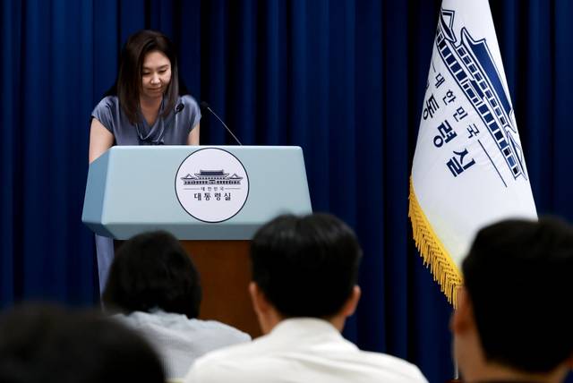 강유정 대통령실 대변인이 23일 서울 용산 대통령실 청사에서 강선우 여성가족부 장관 후보자 사퇴 관련 브리핑을 마친 뒤 인사하고 있다. 연합뉴스