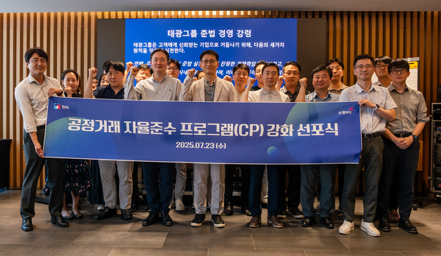 서울 중구 노보텔 앰배서더 서울 동대문에서 23일 열린 ‘CP 강화 선포식’에서 한상욱(앞줄 오른쪽 다섯번째) 쇼핑엔티 대표이사가 직책자들과 기념촬영을 하고 있다. [쇼핑엔티 제공]
